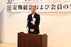 あいさつする垣本会長