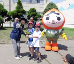 「人権の花」運動の寄贈式　御影小