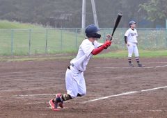 決勝で三回２死満塁から走者一掃の中越え二塁打を放つまんぼうクラブの近藤一気