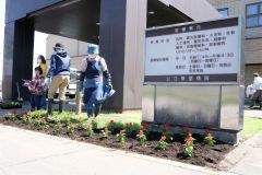花で彩られた病院の正面玄関