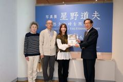 星野道夫展１万人　節目の帯畜大生らに記念品　帯広美術館