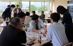 窓口DXへの考え方や業務の課題について話し合う上士幌町と斜里町の職員