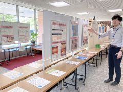 ８枚のパネルの他にさまざまな世代に向けたリーフレットが並ぶ会場