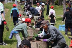 花の苗を植える児童や保護者、地域住民たち