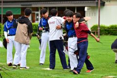 男子団体３位決定戦で帯工が勝利。試合後、肩を組んで健闘をたたえ合う帯工の佐藤春輝（右）と帯三条の関井隆之主将（同２人目）＝金野和彦撮影
