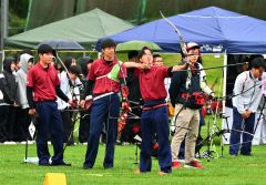 【男子団体戦準決勝】チーム一丸となって試合に挑む帯工のメンバー。（右手前から）佐藤春輝、高杉飛成、角藤喜音主将（金野和彦撮影）