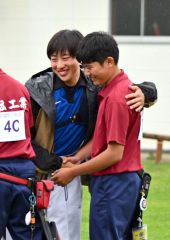 男子団体３位決定戦で帯工に敗れた帯三条。試合後、互いに握手を交わす、帯三条の関井隆之主将（左）と帯工の角藤喜音主将（金野和彦撮影）