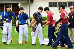 男子団体３位決定戦で帯工に敗れた帯三条。試合後、健闘をたたえ合う帯三条の関井隆之主将（左から３人目、青白色のユニホーム）ら（金野和彦撮影）