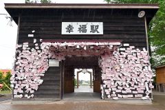 駅舎の外壁を埋め尽くすように貼られた切符（５月２４日、須貝拓也撮影）