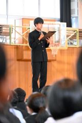 全校生徒の前で留学に向けた決意を語る菅原さん