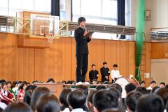 全校生徒の前で留学に向けた決意を語る菅原さん