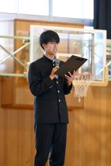全校生徒の前で留学に向けた決意を語る菅原さん