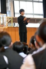 全校生徒の前で留学に向けた決意を語る菅原さん
