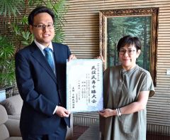 開催をＰＲする大会実行委員長の宮里和博連盟総務委員長（左）と千葉由香里連盟会計部長