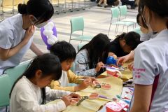 歯科衛生士の仕事などを体験する子どもたち