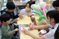 歯科衛生士の仕事などを体験する子どもたち