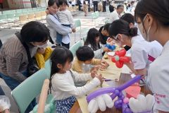 歯科衛生士の仕事などを体験する子どもたち