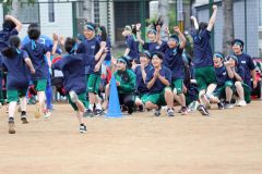 大縄跳びで目標回数を跳び、喜ぶ生徒（１日、帯広第五中学校。長尾悦郎通信員撮影）