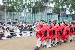 懸命に綱を引く生徒を保護者が見守る（１日、帯広第五中学校。長尾悦郎通信員撮影）