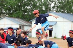 慎重に素早くクラスメートの背中を渡る生徒（１日、帯広第五中学校。長尾悦郎通信員撮影）