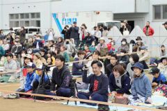 ビデオや写真を撮りながらにぎやかに応援する保護者（１日、帯広第五中学校。長尾悦郎通信員撮影）