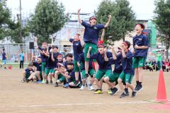 種目１位になり、喜ぶ生徒（１日、帯広第五中学校。長尾悦郎通信員撮影）