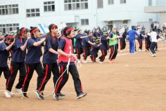息を合わせてムカデ競走に取り組む２年女子（１日、帯広第五中学校。長尾悦郎通信員撮影）