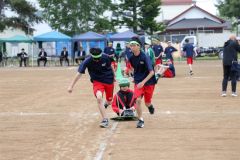 「ばん馬」に取り組む生徒（１日、帯広第五中学校。長尾悦郎通信員撮影）