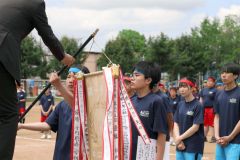 優勝旗を受け取る生徒（１日、帯広第五中学校。長尾悦郎通信員撮影）