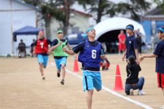 「学級対抗全員リレー」でゴールテープを切る３年生（１日、帯広第五中学校。長尾悦郎通信員撮影）
