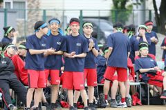 競技中の生徒を応援する生徒ら（１日、帯広第五中学校。長尾悦郎通信員撮影）