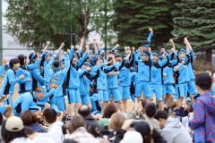 綱引きで２勝して競技１位を決め、笑顔を弾けさせて喜ぶ生徒（１日、帯広第五中学校。長尾悦郎通信員撮影）