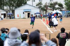 「学級対抗全員リレー」でゴールテープを切る生徒（１日、帯広第五中学校。長尾悦郎通信員撮影）