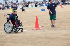 「学級対抗全員リレー」でスタートを切る生徒（１日、帯広第五中学校。長尾悦郎通信員撮影）