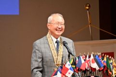 開会あいさつをする山田理事