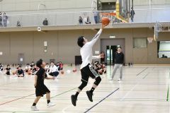 多嶋朝飛選手の華麗なレイアップに選手も釘付け