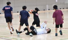 ４選手に囲まれ、ボールを奪われる多嶋朝飛選手