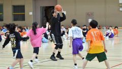 ミニゲームで選手に囲まれながらも、３ポイントシュートを狙う多嶋朝飛選手