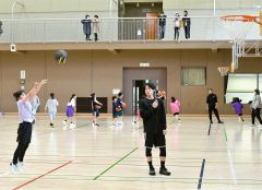 シュートの打ち方を丁寧に指導する多嶋朝飛選手