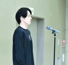 選手に向けてあいさつをする多嶋朝飛選手