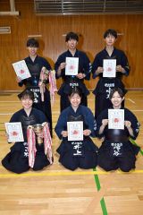 個人戦の上位入賞者。前列左から女子の高橋、井上、増谷、後列左から男子の鳥海、佐藤、小本