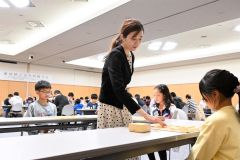 子どもたちと対局する渡部女流三段（２日午前１１時１５分ごろ）