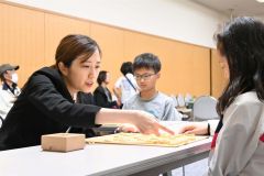 帯広出身の渡部女流三段　子どもら相手に将棋対局指導