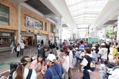家族連れなどでにぎわった第３回広小路マーケット。大道芸を見て歓声を上げる来場車たち。（午前１１時３０分ごろ、平栗玲香通信員撮影）