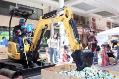 バックホー操縦体験など、子供向け企画が人気を集めた（午前１１時ごろ、平栗玲香通信員撮影）