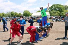 慎重に大胆にバランスよく―。盛り上がった背中渡り（５月２５日、士幌中央中学校。大健太郎撮影）