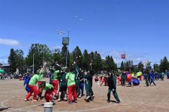 学年を超えた４チーム対抗の玉入れ競争（５月２５日、芽室中学校。近藤周撮影）
