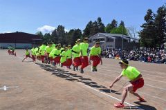 クラス全員で気持ちを一つにジャンプ！（５月２５日、芽室中学校。近藤周撮影）
