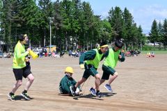 全力で走り抜ける生徒たち（５月２５日、芽室中学校。近藤周撮影）
