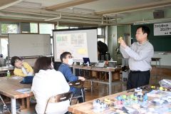 おもちゃでスイッチの入力の練習ができることを紹介する松尾社長